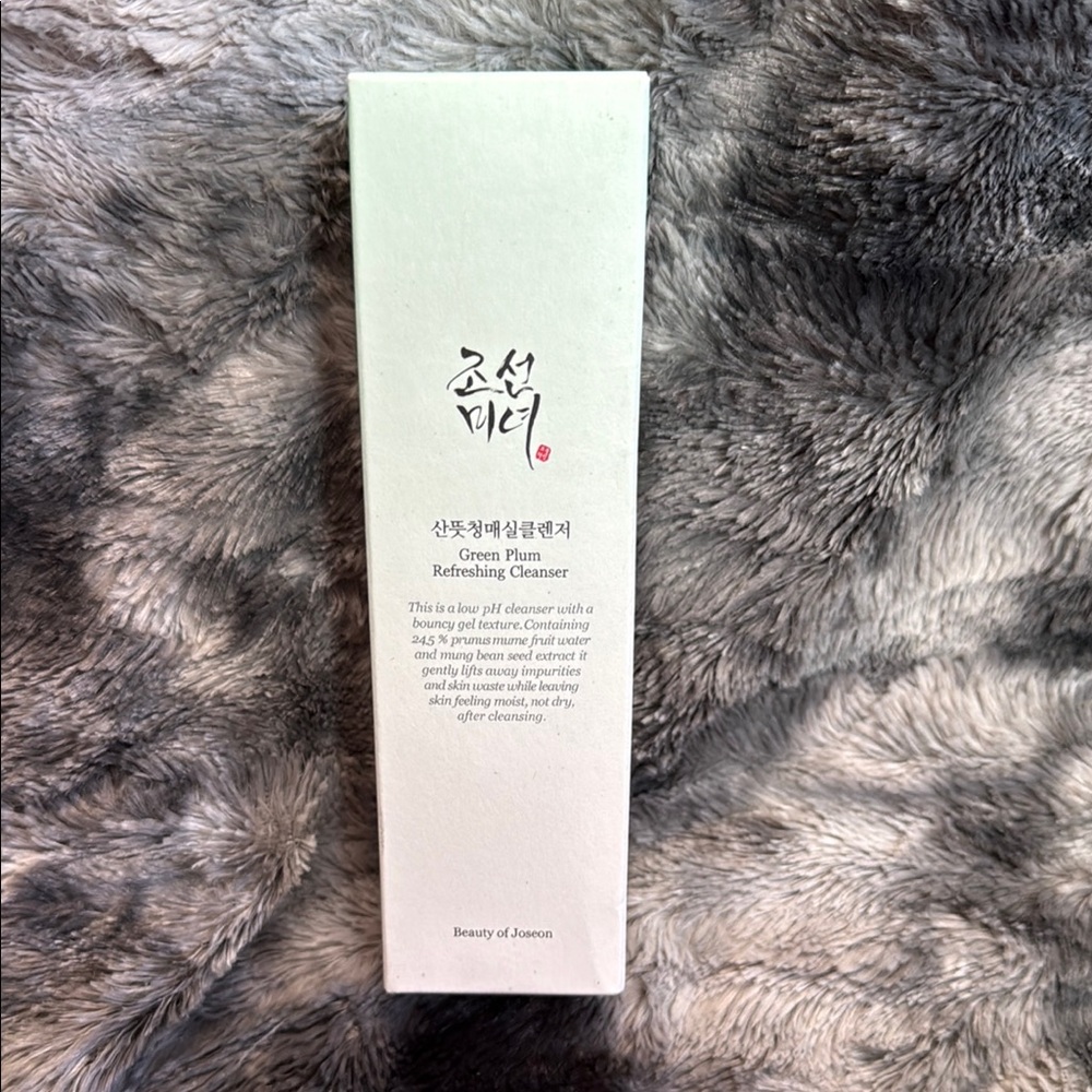 Green Plum Refreshing Cleanser - White